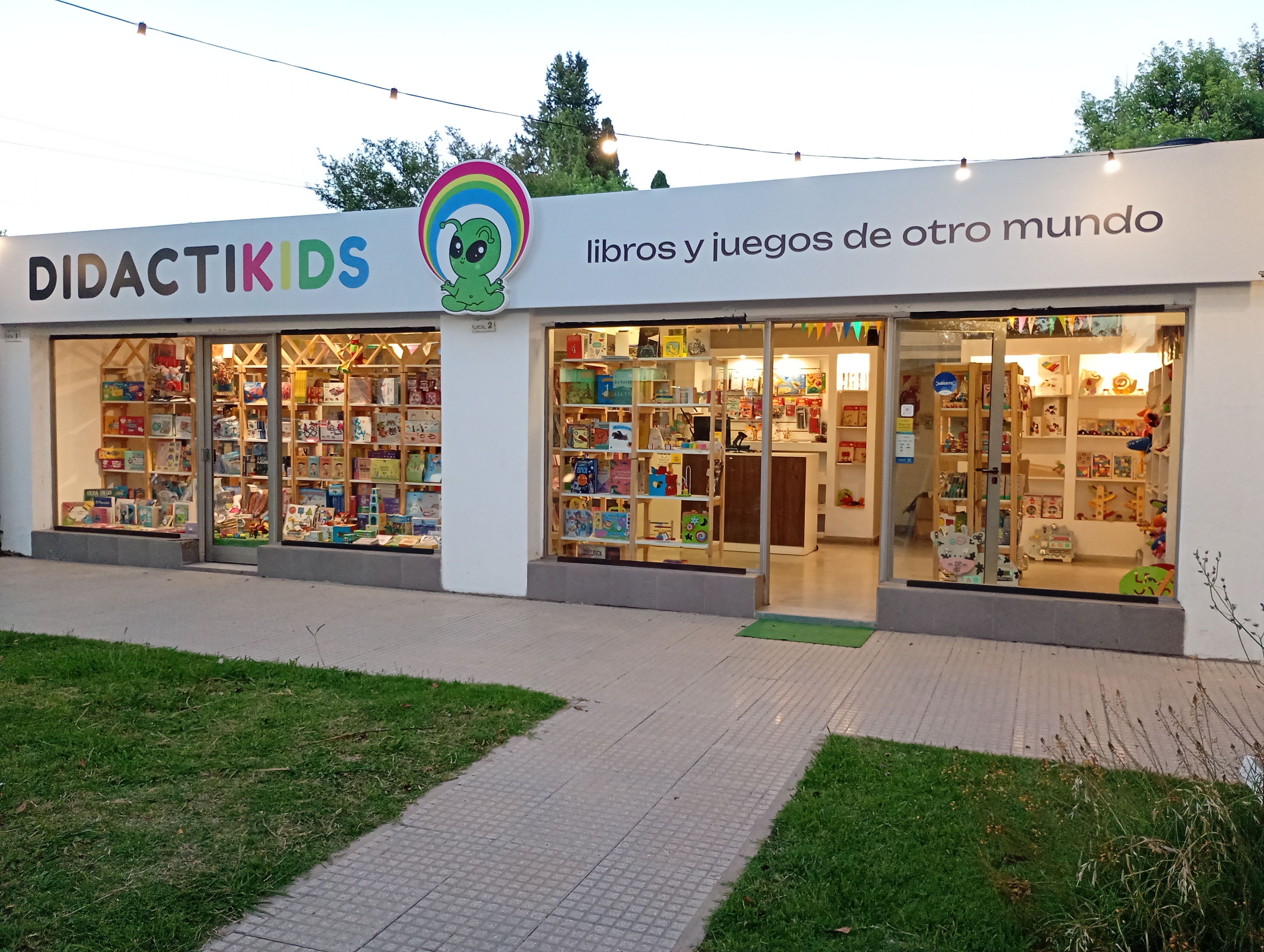 En Funes hay regalos de "otro mundo" para navidad: envíos gratis y premios para compras presenciales